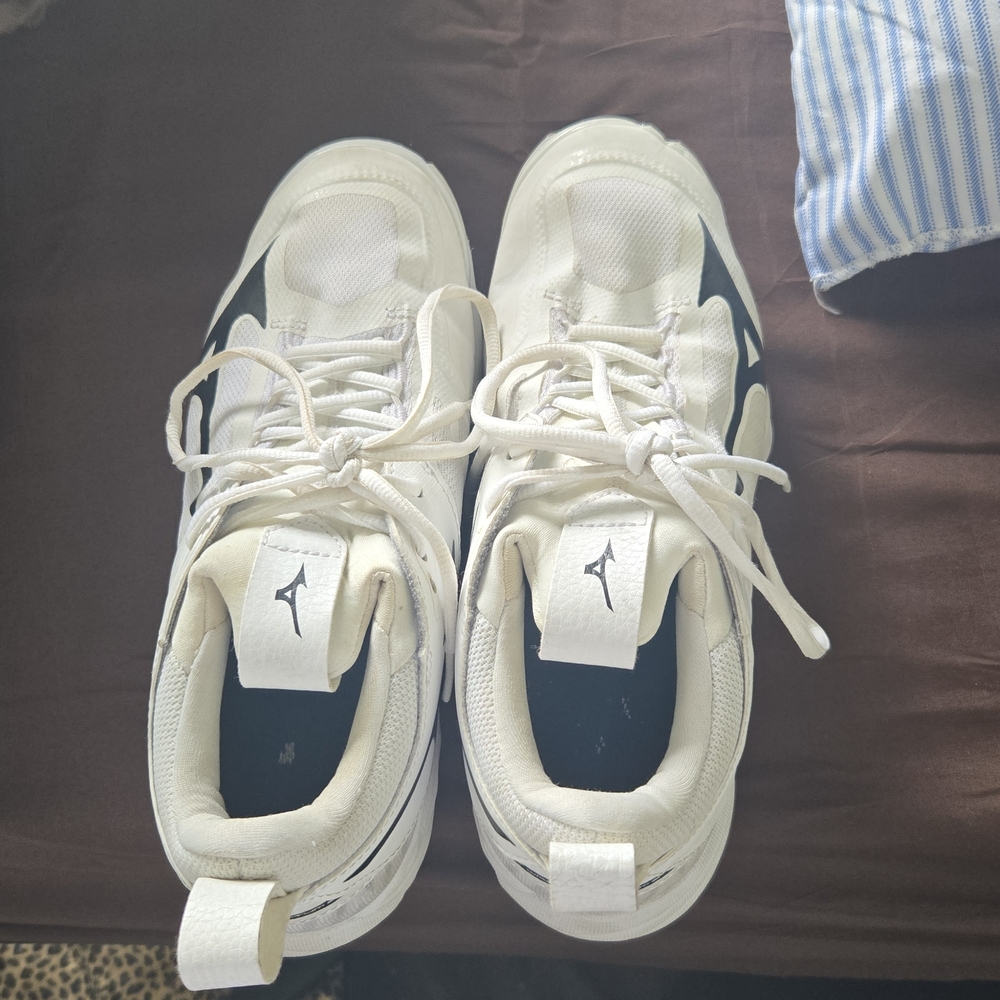 MIZUNO Volleyball White and Black Athletic Sneakers